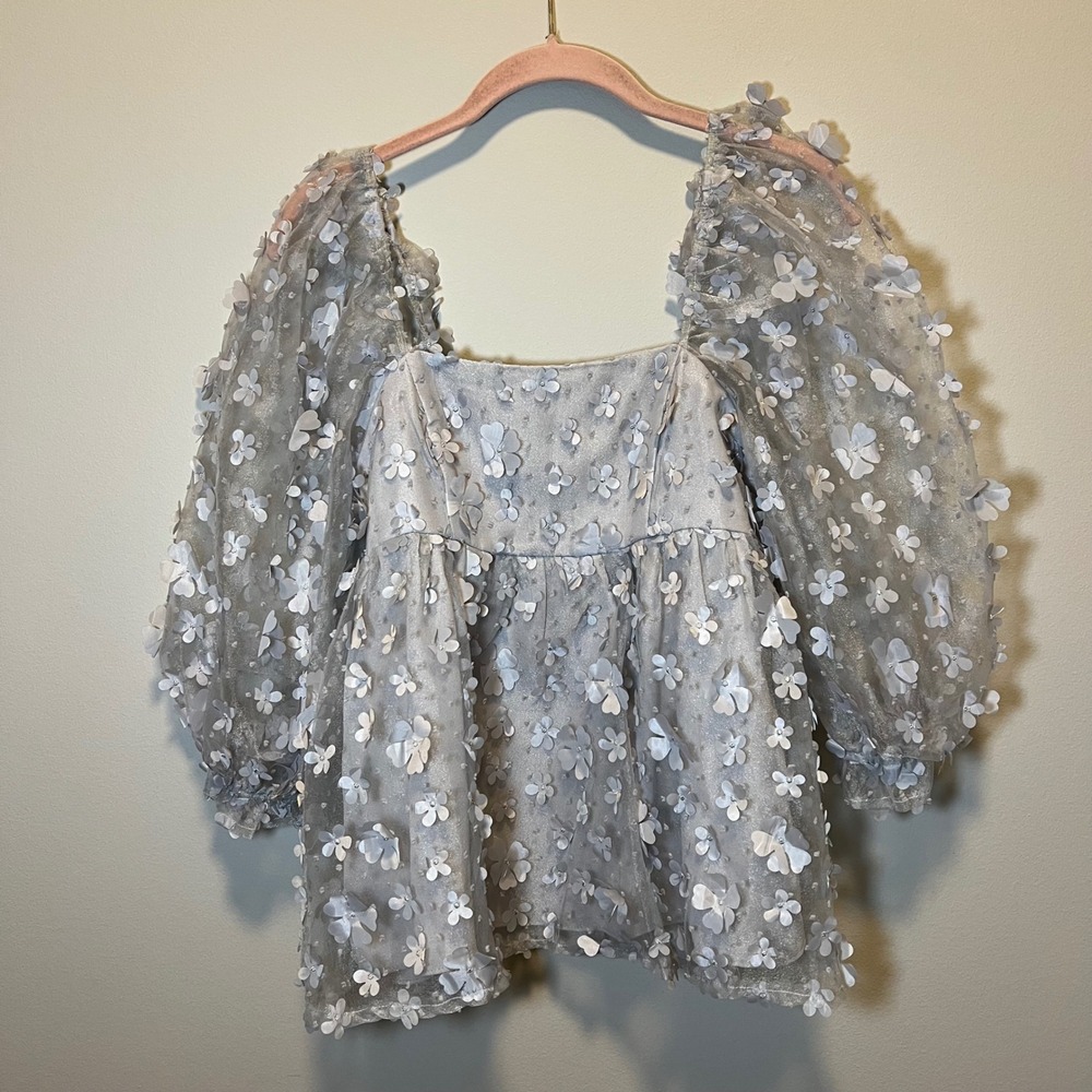 Storia Silver 3D Floral Applique Puff‎ Sleeve Babydoll Top NWT Small